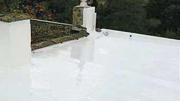 Réparation de toiture - la réfection du toit avec une toiture en liquide élevée.